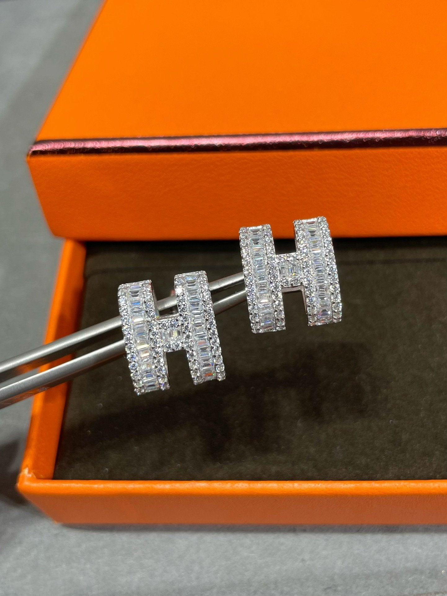 [Olivia JW]H STUD EARRINGS WITH SILVER DIAMONDS