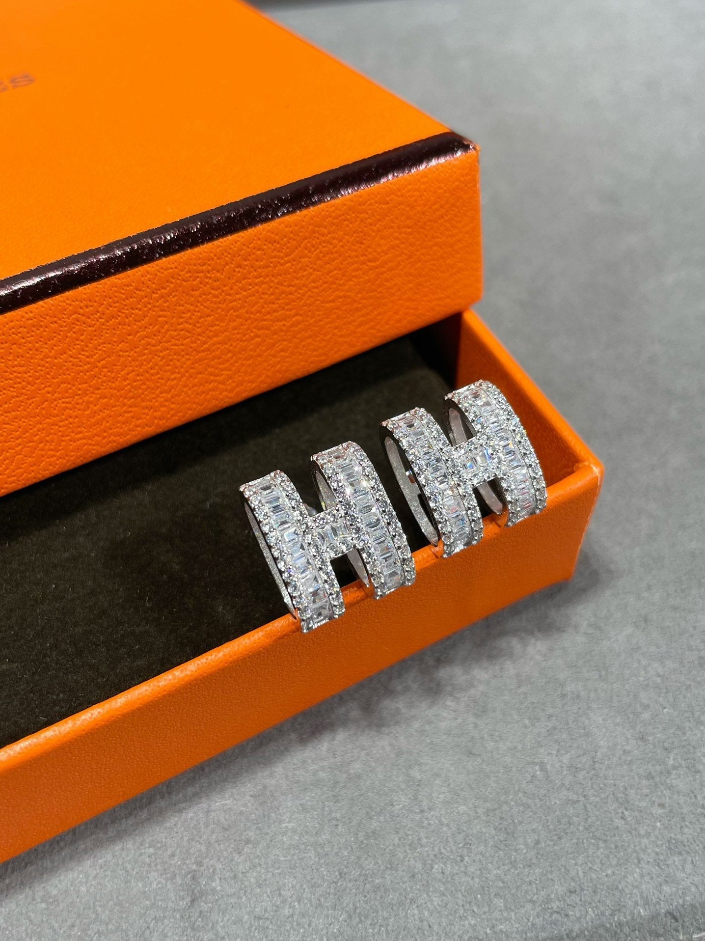 [Olivia JW]H STUD EARRINGS WITH SILVER DIAMONDS