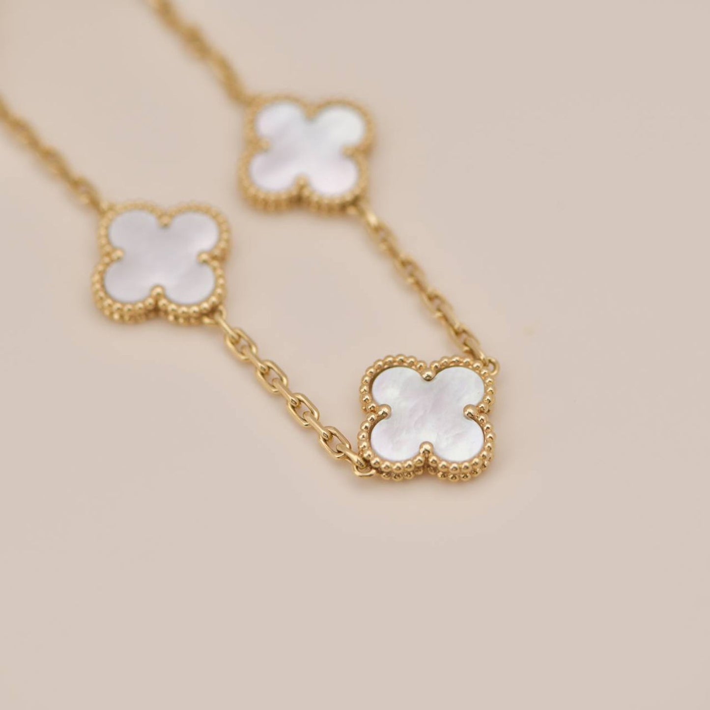 [Olivia JW]CLOVER  5 MOTIF WHITE MOP BRACELET
