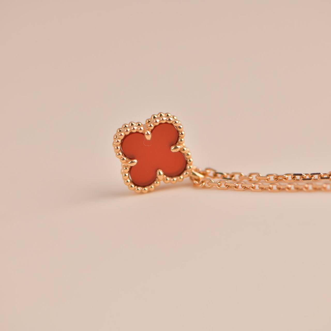 [Olivia JW]CLOVER MINI 9.5MM WHITE CARNELIANS NECKLACE