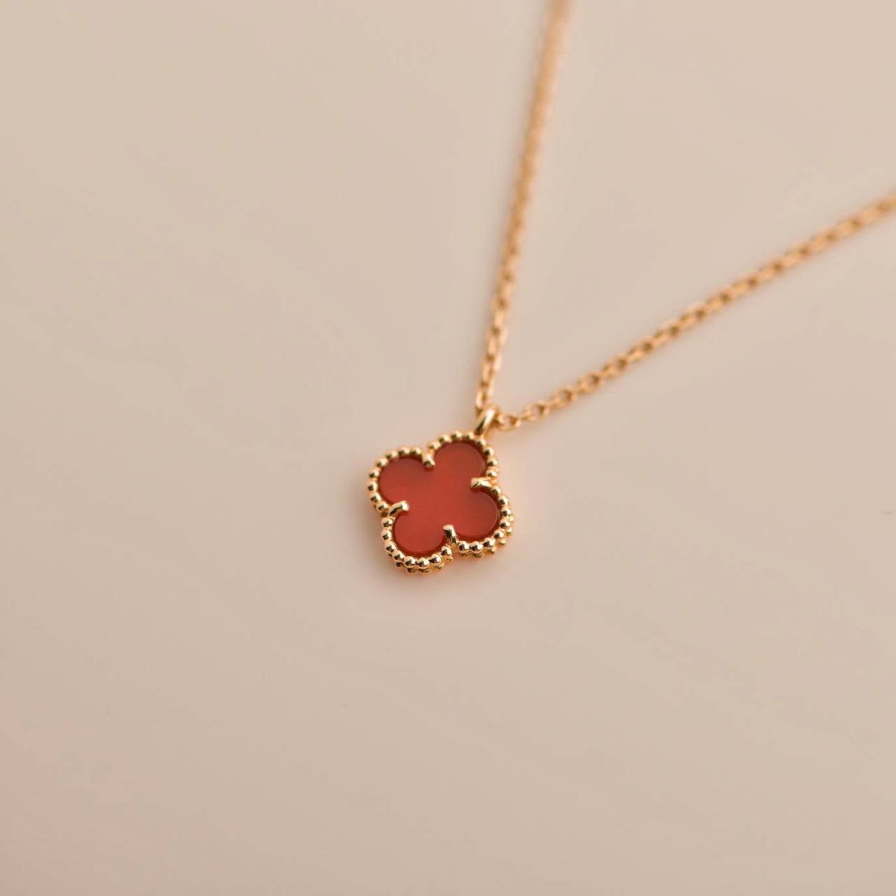 [Olivia JW]CLOVER MINI 9.5MM WHITE CARNELIANS NECKLACE