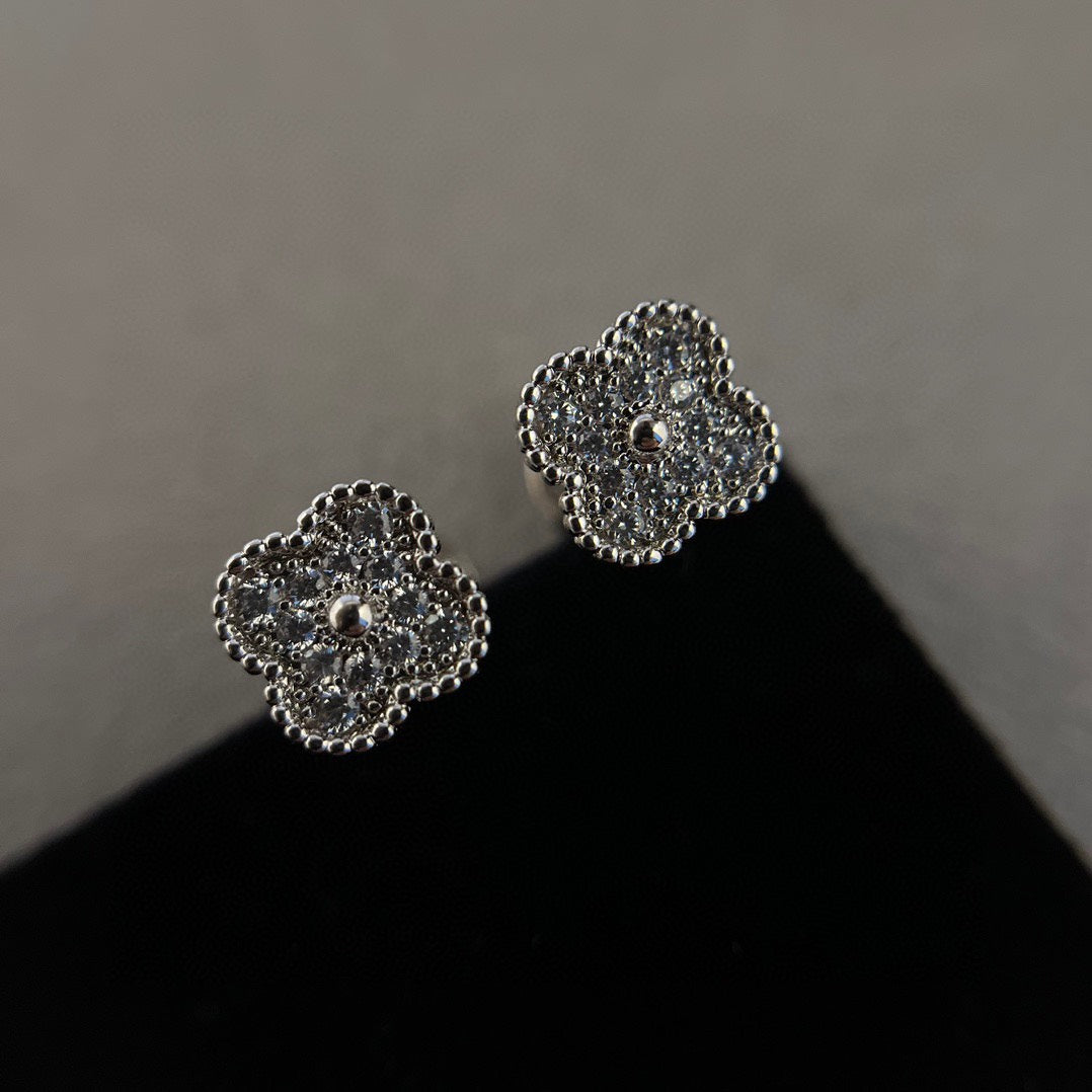 [Olivia JW]CLOVER MINI DIAMOND STUD EARRINGS